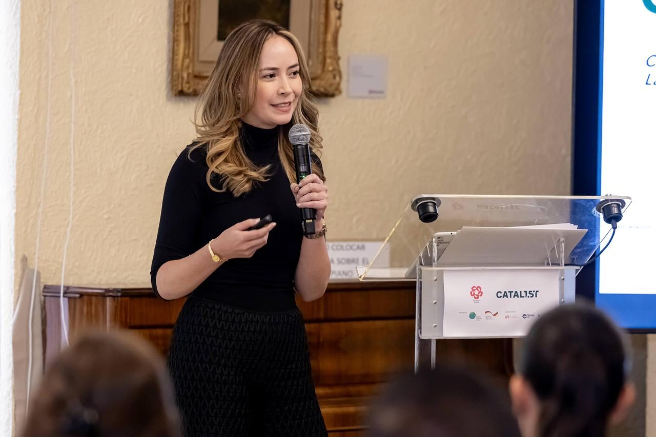 Laura Carrión Rivas se dirige a la sala en CATAL1.5°T