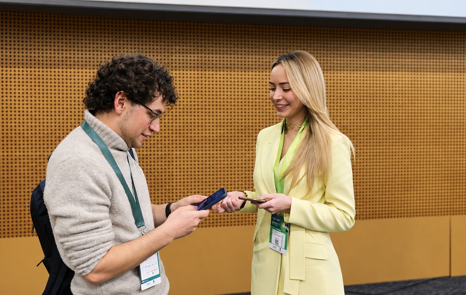 Laura Carrión Rivas conversa con un asistente en Virtual Educa