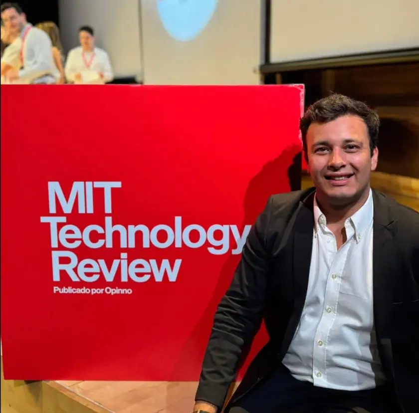 Tomás Ffrench-Davis junto al panel de MIT Technology Review