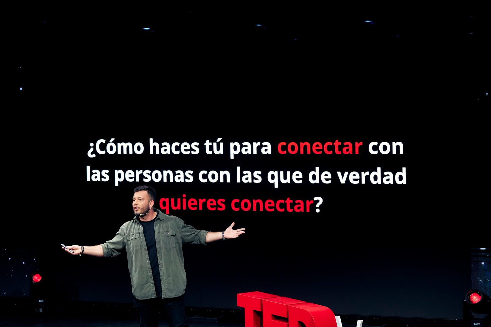 Tomás Ffrench-Davis frente a la lámina «¿Cómo haces tú para conectar con las personas con las que de verdad quieres conectar?»