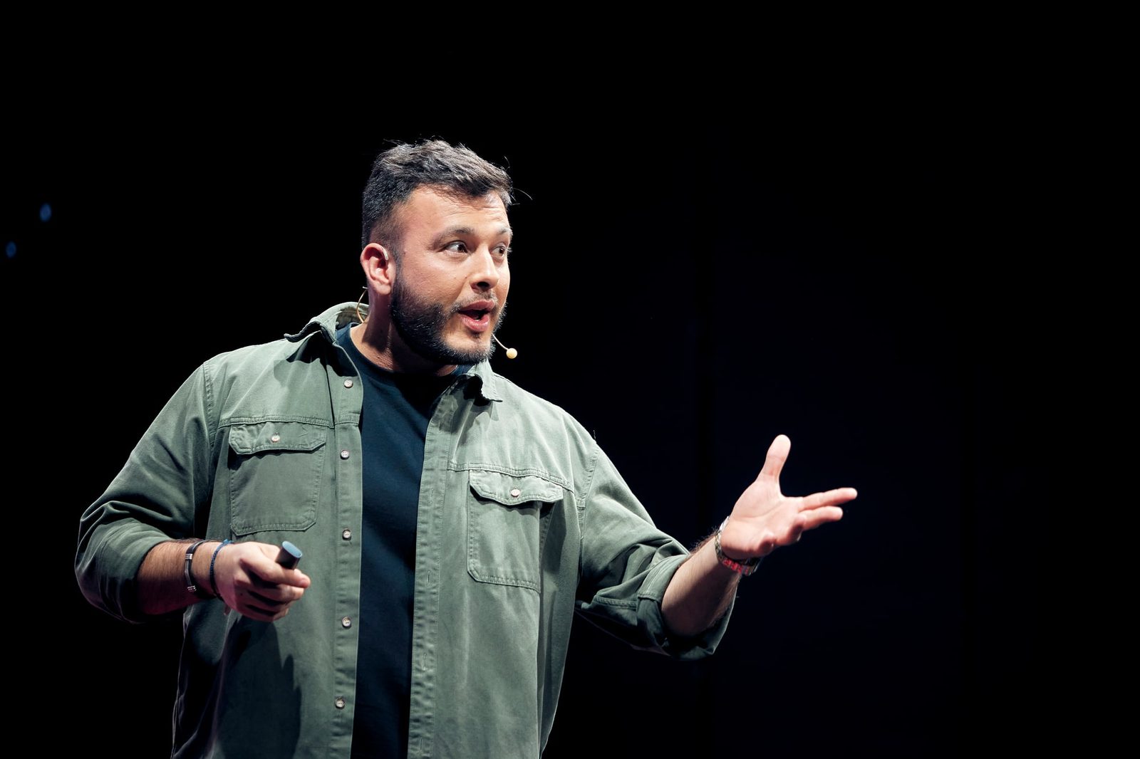 Tomás Ffrench-Davis se dirige al público en el escenario de TEDxVitacura
