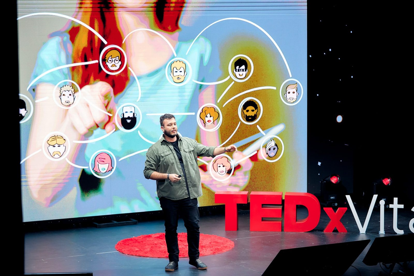 Tomás Ffrench-Davis frente a una lámina con una red de personas conectadas en TEDxVitacura